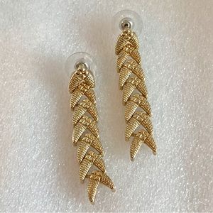 VTG Gold Tone Fishtail Articulated Links Drop Earrings